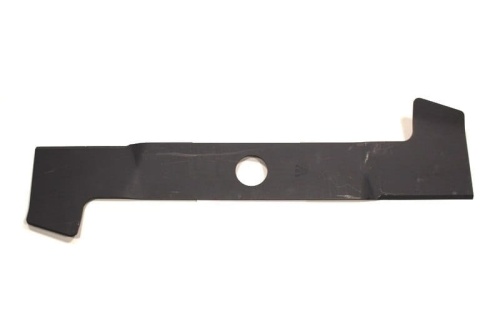 Nóż do kosiarki MTD długości 45,2 cm, prostokątny, wykonany z czarnego metalu. Z widoczną okrągłą dziurą w centralnej części do mocowania. Kąt ujęcia frontalny, tło jednolite, co podkreśla szczegóły produktu.