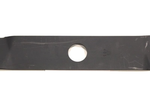 Nóż do kosiarki MTD o długości 45,2 cm, wykonany z czarnego metalu, z okrągłym otworem w środku. Przedmiot leży płasko na jasnym tle, widoczny w ujęciu frontalnym. Na powierzchni widoczne drobne rysy, co może sugerować użycie.