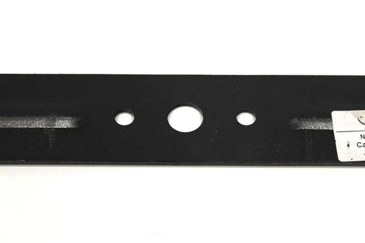 Nóż do kosiarki Sigma Carmen ma długość 49.8 cm i wykonany jest z metalu w kolorze czarnym. Widoczne otwory montażowe są w równych odstępach. W narożniku znajduje się biała etykieta z nazwą produktu. Produkt leży na jasnym tle.