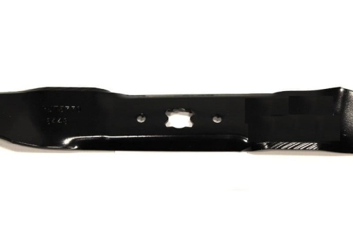 Nóż do kosiarki MTD o długości 45,7 cm. Część metalowa w kolorze czarnym, lekko wygięta, z wycięciem w kształcie sześciokąta oraz dwoma otworami montażowymi. Zbliżenie na krawędź, widoczny gładki i błyszczący materiał.