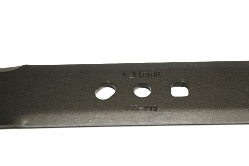 Nóż kosiarki Krysiak Vega o długości 45,5 cm w kolorze czarnym, wykonany z metalu. Ujęcie z boku, prezentujące otwory montażowe i oznaczenia producenta. Tło białe, co uwydatnia szczegóły konstrukcji i proporcje narzędzia.