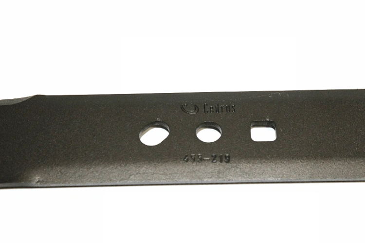 Nóż kosiarki Krysiak Vega o długości 45,5 cm w kolorze czarnym, wykonany z metalu. Ujęcie z boku, prezentujące otwory montażowe i oznaczenia producenta. Tło białe, co uwydatnia szczegóły konstrukcji i proporcje narzędzia.