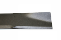 Ostrze do kosiarki Krysiak Vega o długości 45,5 cm, płaskie z zaokrąglonymi krawędziami, w ciemnoszarym kolorze. Ujęcie z boku, zbliżenie na detal ostrza, które ukazuje gładką, matową powierzchnię. Brak widocznych napisów lub logo.