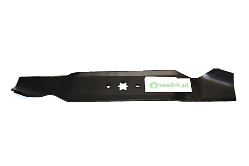 Nóż kosiarki MTD o długości 49 cm, wykonany z czarnej stali. Ujęcie frontalne, produkt leży na białym tle. Widoczne mocowanie w kształcie gwiazdy oraz logo na folii, brak innych napisów. Krawędzie noża są ostre, z lekko zaokrąglonym końcem.