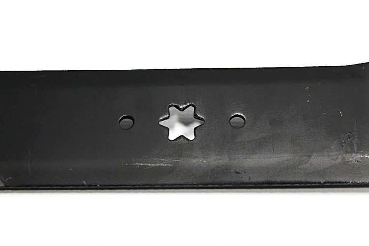 Nóż kosiarki MTD o długości 48,9 cm, wykonany z metalu w kolorze czarnym. Ujęcie frontalne ukazuje gwiazdowaty otwór mocujący oraz dwa okrągłe otwory na końcu ostrza. Produkt leży na prostym, białym tle, bez dodatkowych akcesoriów.