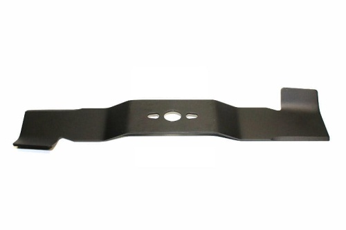 Nóż kosiarki NAC o długości 45,6 cm, wykonany z metalu, w kolorze czarnym. Ostre krawędzie, z wycięciem w centralnej części. Ujęcie frontalne, leżący na płaskiej powierzchni. Brak widocznych napisów czy logo.