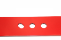 Czerwony, metalowy element noża kosiarki, z trzema otworami: owalnym i dwoma okrągłymi. Ujęcie z góry, na białym tle, ukazujące gładką powierzchnię i krawędź. Idealny do mocowania w kosiarkach Nac Hecht i Hortmasz.