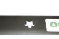 Nóż kosiarki Husqvarna LT100/125 o długości 46,2 cm, ukazany z boku w zbliżeniu. Element metalowy w stalowym kolorze z wycięciem w kształcie gwiazdy oraz widoczną etykietą z logo. Tło jednolite, białe, co podkreśla szczegóły narzędzia.