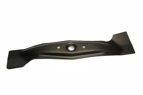 Nóż kosiarki Honda o długości 47 cm w kolorze czarnym. Produkt leży poziomo, z wyraźnymi krawędziami roboczymi. W centralnej części widoczny otwór mocujący. Materiał stalowy, matowy, z prostą, aerodynamiczną formą, idealny do ogrodnictwa.