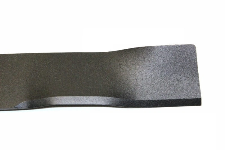Nóż kosiarki Krysiak Vega o długości 45,5 cm, w kolorze matowym czarnym, z płaską, szeroką powierzchnią tnącą. Ujęcie z góry, ukazuje całą ostrze z lekko zaokrąglonymi krawędziami. Brak widocznych napisów oraz zdobień.