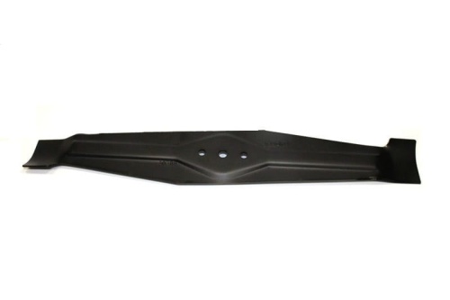 Nóż kosiarki Stiga o długości 48 cm w kolorze czarnym, wykonany z metalu. Widoczny z boku, leżący na płaskiej powierzchni. Posiada dwa otwory montażowe oraz charakterystyczne wyprofilowanie, co ułatwia użytkowanie. Tło proste, białe.