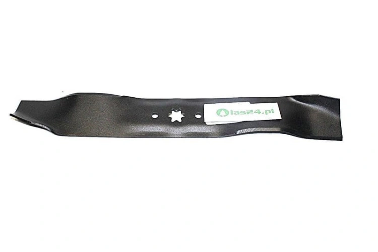 Nóż do kosiarki o długości 49 cm w kolorze czarnym, wykonany z metalu. Posiada otwory montażowe oraz wycięcie w kształcie gwiazdy. Ukazany na białym tle, w pozycji leżącej, z wyraźnym logo i oznaczeniem producenta.