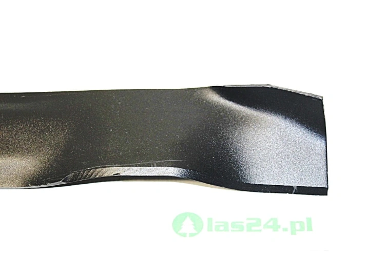 Nóż do kosiarki MTD o długości 49 cm. Część metalowa w kolorze czarnym, z gładką, matową powierzchnią. Widoczny detal w postaci zaokrąglonego końca. Ułożony na białym tle w pozycji leżącej. Brak widocznych napisów i logo.