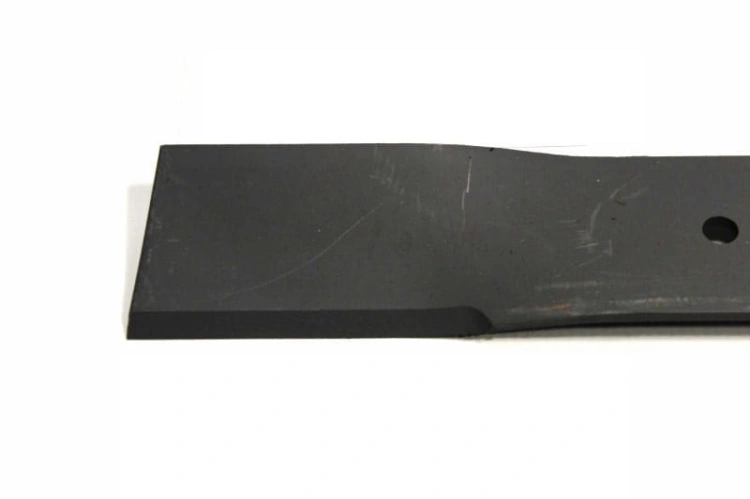 Nóż do kosiarki Westwood 48 cm, czarny, wykonany z metalu. Pokazany z boku, leżący na gładkim tle. Gładka, prostokątna krawędź z wycięciem na mocowanie. Widoczne zarysowania na powierzchni. Idealny do precyzyjnego koszenia trawnika.