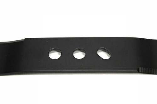 Nóż do kosiarki NAC 50 cm w kolorze czarnym, widok z boku. Produkt ma trzy otwory montażowe oraz prostą, metalową fakturę. Idealny do trawników, zaprojektowany do efektywnego koszenia. Tło zdjęcia jednolite, co podkreśla detal produktu.
