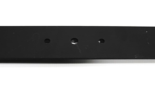 Nóż kosiarki MTD o długości 61,7 cm, czarny, z trzema otworami montażowymi, leżący na białym tle. Widoczne wykończenie metalowe, prosta forma, brak dodatkowych zdobień czy napisów. Idealny do urządzeń ogrodniczych.