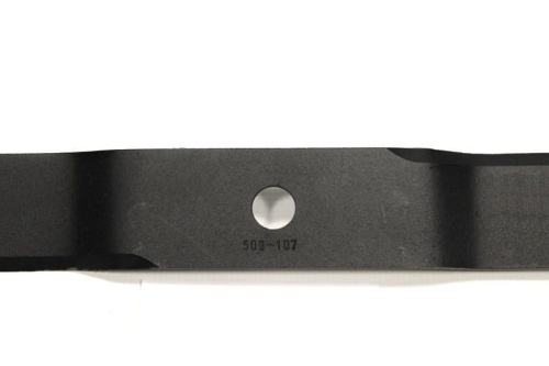Nóż do kosiarki Alko o długości 51,3 cm, w kolorze czarnym, wykonany z metalu. Ujęcie w zbliżeniu ukazuje profil ostrza z identyfikującym numerem 509-107 oraz okrągłym otworem montażowym. Produkt leży poziomo na białym tle.