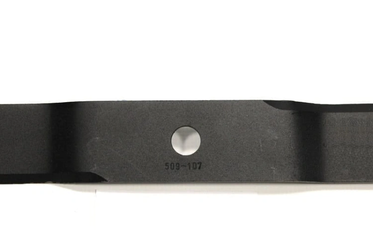 Nóż do kosiarki Alko o długości 51,3 cm, w kolorze czarnym, wykonany z metalu. Ujęcie w zbliżeniu ukazuje profil ostrza z identyfikującym numerem 509-107 oraz okrągłym otworem montażowym. Produkt leży poziomo na białym tle.
