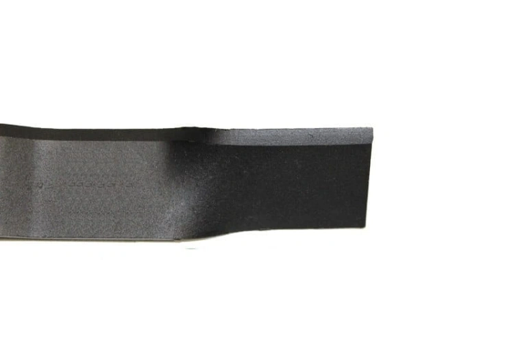 Nóż do kosiarki Alko o długości 51,3 cm, wykonany z materiału metalowego w kolorze czarnym. Zbliżenie na prostokątny, gładki ostrze z zaokrąglonym końcem, widoczny otwór na mocowanie. Ułożony poziomo na jasnym tle.