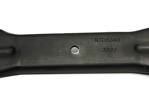 Nóż do kosiarki Ariens, 52,2 cm, czarny metalowy, z otworem mocującym i numerami NTD5348 i 3322, na jasnym tle z widocznymi gładkimi krawędziami.