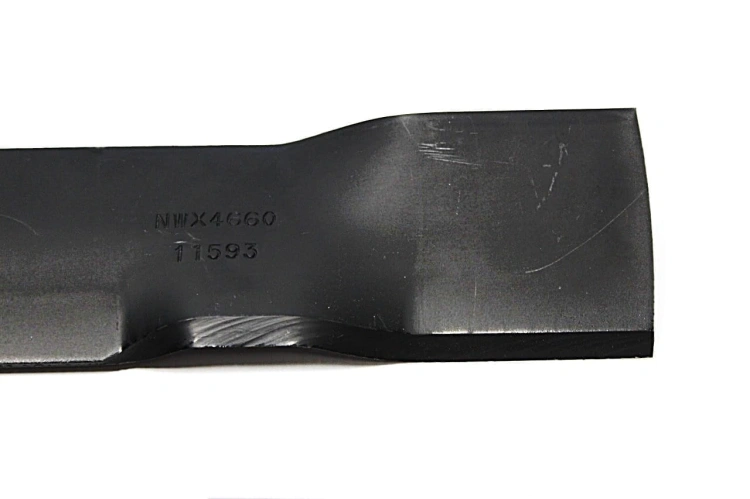 Nóż do kosiarki John Deere o długości 53,3 cm, czarny, o prostokątnym kształcie, wykonany ze stali. Widoczny numer identyfikacyjny, z gładką powierzchnią i lekko zaokrąglonymi krawędziami, leżący płasko na jasnym tle.