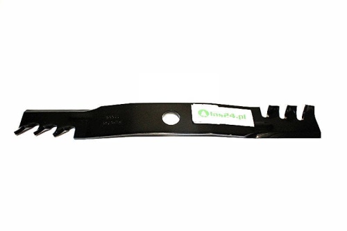 Nóż do kosiarki Kubota, 52,1 cm, czarny metalowy, z białą etykietą i logo. Posiada otwór montażowy, tnące krawędzie i aerodynamiczny kształt do precyzyjnego cięcia trawy.