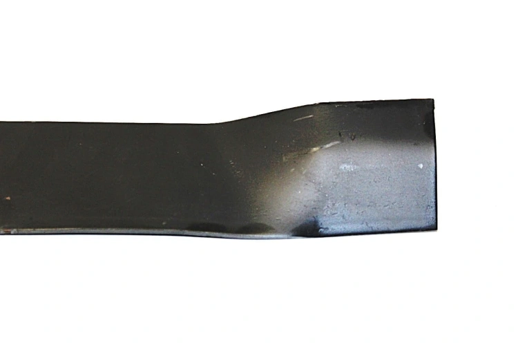 Nóż do kosiarki Murray o długości 53,8 cm, w kolorze czarnym, z prostą, gładką krawędzią tnącą. Ujęcie boczne, ukazujące noż do trawy w pozycji poziomej. Wyraźne logo producenta w górnej części ostrza, wykonane z metalu.
