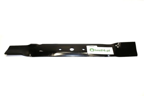 Nóż do kosiarek John Deere w długości 54,3 cm, w kolorze czarnym. Widok z boku, leżący na białym tle. Produkt posiada dwa otwory montażowe. Na ostrzu znajduje się widoczna etykieta z logo las24.pl.