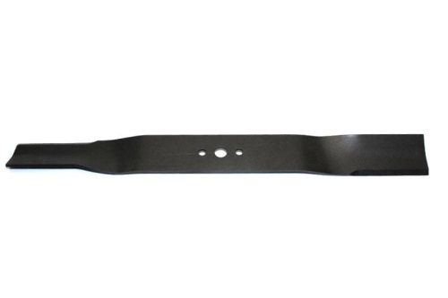 Nóż do kosiarek o długości 55,4 cm, wykonany z ciemnego metalu. Widoczny prosty, smukły kształt z dwiema okrągłymi otworami w centralnej części. Ujęcie frontalne, leżący na płaskiej powierzchni.