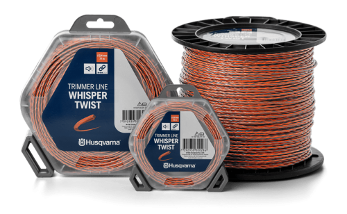 Linka tnąca Whisper Twist Husqvarna o średnicy 3,0 mm i długości 210 m, widoczna w dwóch pojemnikach. Posiada charakterystyczny skręcony wzór, kolor pomarańczowo-srebrny. Ujęcie z przodu, produkty ustawione obok siebie, tło przejrzyste.