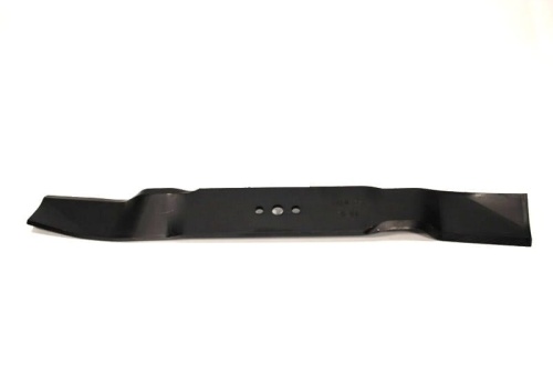 Nóż kosiarki Husqvarna, długość 56.4 cm, wykonany z czarnego metalu. Frontalne ujęcie, leżący na białym tle. Widać dwa okrągłe otwory mocujące oraz lekko zaokrąglony kształt końcówki. Brak widocznych napisów lub logo.
