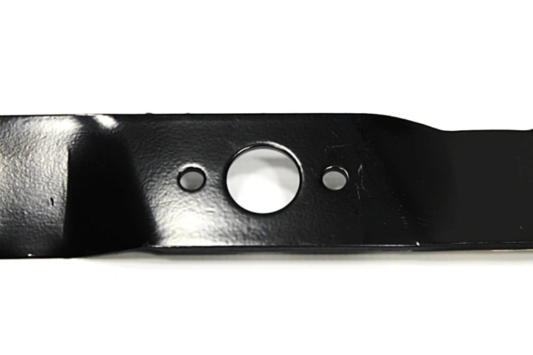 Nóż do kosiarki Husqvarna, 41,1 cm, czarny, gładki metal, z dwoma otworami montażowymi: okrągłym i owalnym, na białym tle, minimalistyczny design do koszenia trawy.