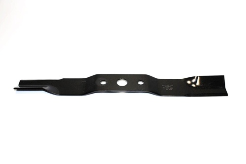 Nóż kosiarki Iseki o długości 52,5 cm, wykonany ze stali, w kolorze czarnym. Widoczny prosty kształt, z dwoma otworami montażowymi w centralnej części. Produkt leży na białym tle, co podkreśla jego detal.