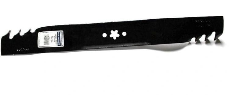 Nóż kosiarki McCulloch M56-140WF o długości 56 cm, wykonany ze stalowego materiału, w kolorze czarnym. Z przodu widoczne ząbki oraz wycięcie w kształcie gwiazdy. Produkt leży na tle białym, ukazując detale konstrukcji i mocowania.