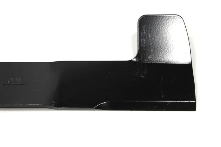 Nóż kosiarki Murray o długości 51.8 cm, czarny, z prostokątnym ostrzem, widoczny z boku. Na ostrzu znajdują się widoczne oznaczenia producenta. Powierzchnia ma matową teksturę, a końcówka jest delikatnie zaokrąglona, co ułatwia cięcie.