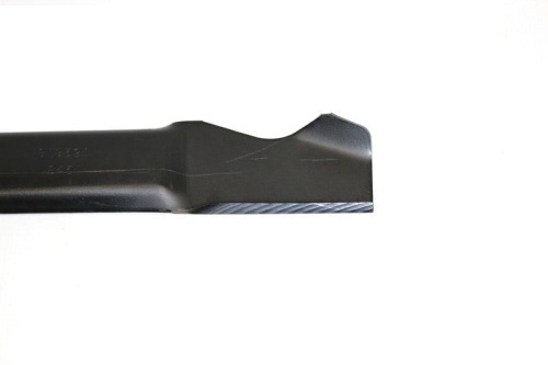 Nóż do kosiarki MTD o długości 53,3 cm w kolorze czarnym, wykonany z metalu. Ujęcie z boku, pokazujące ostrze i jego wyprofilowanie. Widoczne oznaczenia na trzonie. Produkt leżący na jasnym tle, bez dodatkowych akcesoriów.