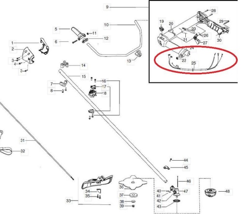 Linka gazu do wykaszarki Husqvarna 129R, widoczna z boku, elastyczna, czarna, z metalowym uchwytem. Element montażowy, z wyraźnymi mocowaniami, stanowiący część systemu napędowego sprzętu ogrodowego. Tło białe, minimalistyczne.