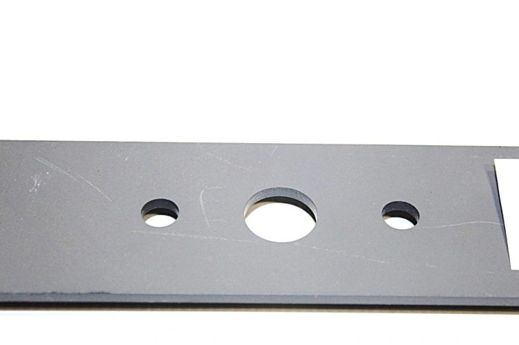 Nóż kosiarki Alko o długości 50,7 cm, wykonany z ciemnoszarego metalu, z widocznymi otworami montażowymi. Produkt leży na białym tle, ukazując prostą, płaską konstrukcję oraz zaznaczone zarysowania na powierzchni.