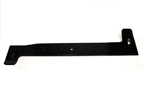 Nóż kosiarki Dino, lewy, wykonany z metalu, w kolorze czarnym. Z widocznymi otworami montażowymi, prosta, długotrwała konstrukcja. Ujęcie frontalne, leżący na białym tle, idealny do zamontowania w kosiarce o szerokości 52 cm.