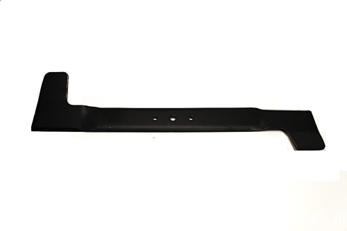Nóż kosiarki MTD o długości 51,5 cm, wykonany z metalu w kolorze czarnym. Ujęcie frontalne, ukazuje prosty, długi kształt z wyprofilowanym końcem oraz trzema otworami do mocowania. Tło białe, co podkreśla detale produktu.