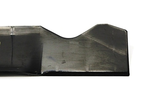 Nóż kosiarki MTD o długości 53,8 cm, czarny, prostokątny, z wycięciem w części środkowej. Powierzchnia gładka, metalowa z delikatnymi rysami. Stojący w pozycji poziomej, na białym tle, uwydatniający krawędzie i kształt ostrza.