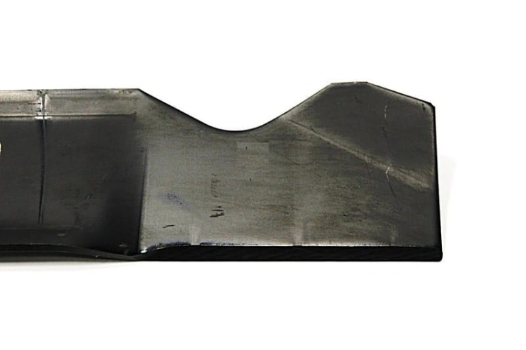 Nóż kosiarki MTD o długości 53,8 cm, czarny, prostokątny, z wycięciem w części środkowej. Powierzchnia gładka, metalowa z delikatnymi rysami. Stojący w pozycji poziomej, na białym tle, uwydatniający krawędzie i kształt ostrza.