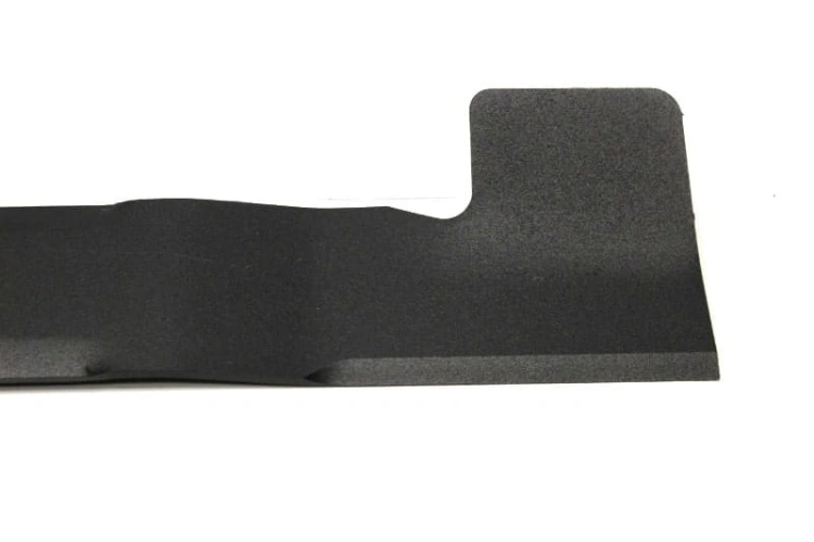 Nóż kosiarki Nac Ursus Hyundai w kolorze czarnym, długość 51,7 cm. Frontalny widok, leżący, z wyraźnie widoczną prostokątną końcówką oraz wcięciem. Gładka tekstura, bez dodatkowych zdobień czy napisów.