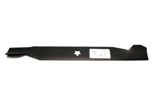 Nóż kosiarki Husqvarna LT960, czarna stal, spłaszczony, długość 49 cm, otwór montażowy w kształcie gwiazdy. Do kosiarek Husqvarna i McCulloch. Opakowanie z etykietą leży obok na jasnym tle.