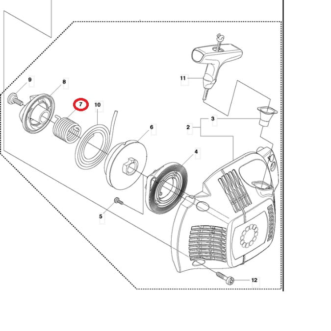 Sprężyna rozrusznika do pilarki Husqvarna 340/345/445/450, metalowa, spiralna, prezentująca gładką powierzchnię. Ujęcie z boku, ukazujące szczegóły konstrukcji. Widoczna jako część większego zestawu komponentów silnika, na białym tle.