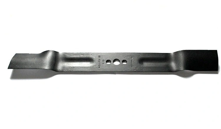 Nóż do kosiarki R153SV/M53-160 Husqvarna, stalowy, czarny, o długości 53 cm. Widok z góry, leżący na płaskiej powierzchni. Zawiera trzy otwory montażowe. Gładka, wytrzymała powierzchnia zapewnia efektywne cięcie trawnika.