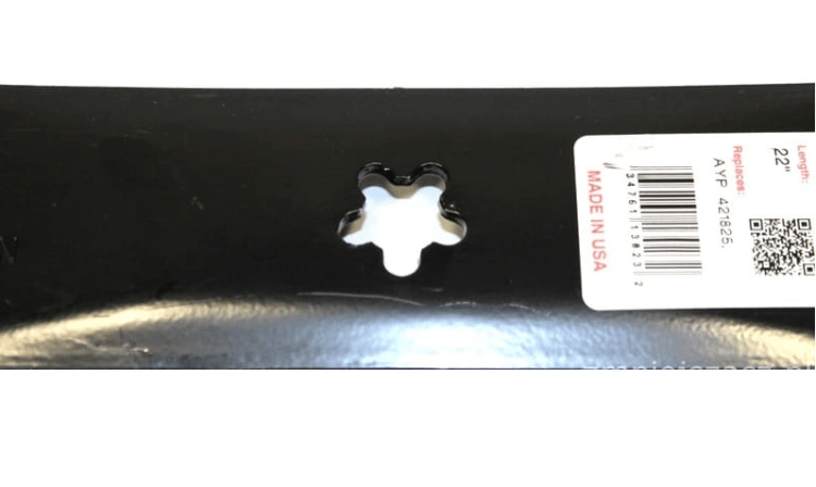 Nóż kosiarki Craftsman 99211 o długości 55.9 cm, czarny z wycięciem centralnym w kształcie gwiazdy. Widok z góry, leżący na gładkim tle. Na opakowaniu widoczny nadruk z informacjami, w tym MADE IN USA oraz kod kreskowy.