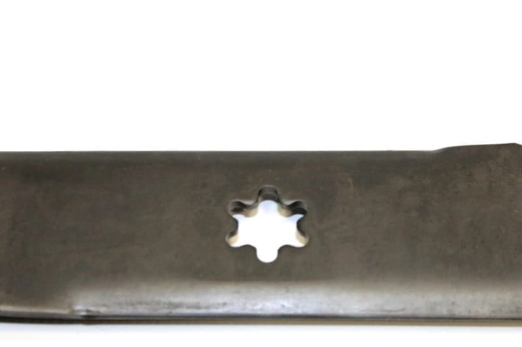 Nóż kosiarki Craftsman LT2000, stalowy, prosty, o szerokości 50.3 cm. Widoczna gwiezdna otwór mocujący. Produkt leży na jednolitym tle, z boku, bez zarysowań. Idealny do zamontowania w kosiarkach, zapewniający wydajne koszenie trawy.