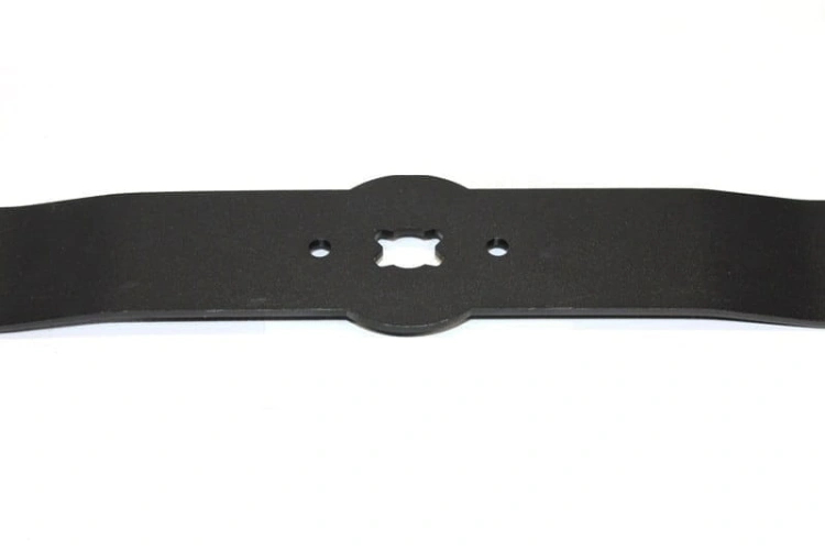 Czarny metalowy nóż kosiarki MTD, długość 50,7 cm, z trzema otworami montażowymi i wyżłobieniem na śrubę, leżący na białym tle, bez dodatkowych oznaczeń.