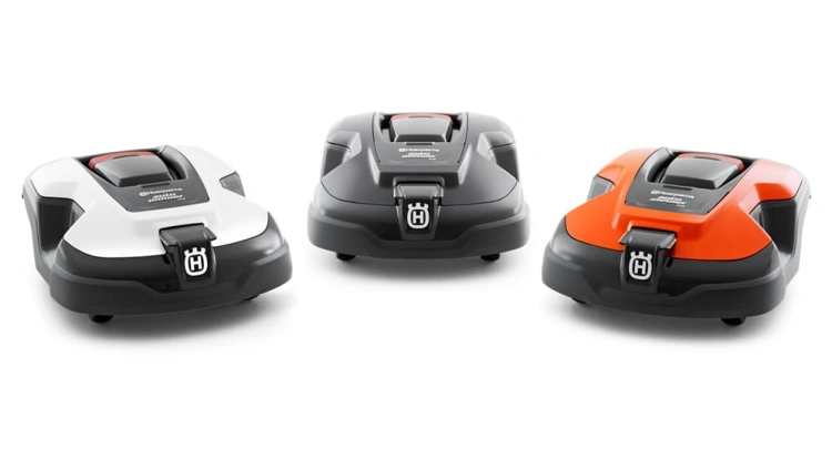 Obudowa robota Automower 310/315 w białym, pomarańczowym i grafitowym, widok z przodu z logo. Zaokrąglony kształt, solidna konstrukcja, jednolite tło podkreślające produkty.